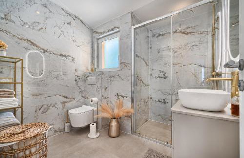 Luxury Mountain View Escape with Private Jacuzzi Split area - Photo 27