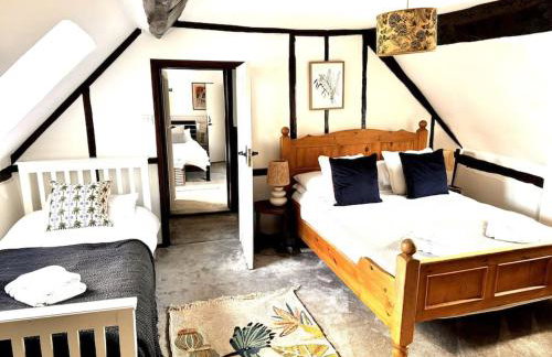 Stylish Tudor Cottage & Hot Tub - Photo 15