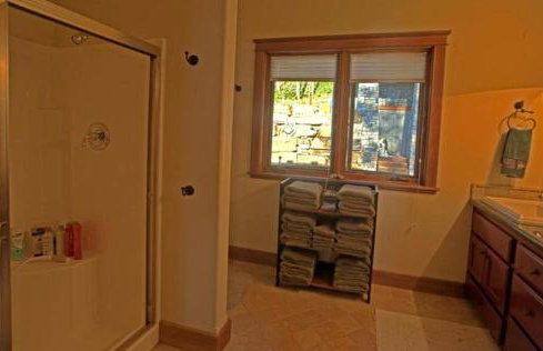 Lakeside Vacation Rental with Stunning Views and Spacious Interior on Flathead Lake, Montana - Foto 21