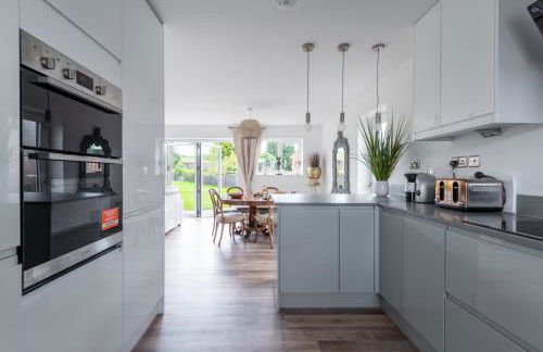 Luxurious 3 bedroom house now with FULL FIBRE INTERNET Shangri la in village of Alfrick with driveway parking for 3 cars in an area of outstanding natural beauty, superb walking,close to Worcester, Malvern showground, theatre, Malvern hills, dogs welcome - Photo 46