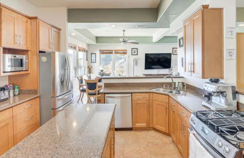 3BR Mountain Retreat with 2 Executive Suites & Scenic Views Sleeps 6 - Photo 8