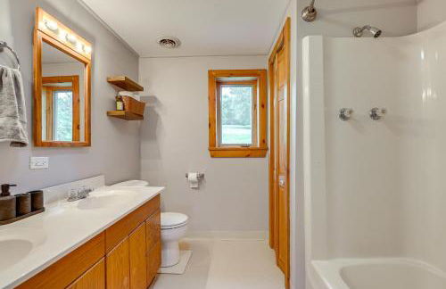 Keuka Lake Cabin with Boat Dock Access and Fire Pit! - Foto 11