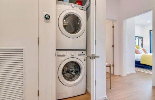 Stylish downtown condo w/ pool & parking - Foto 7