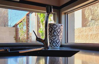 Chic Townhome Retreat nestled Downtown - Foto 20