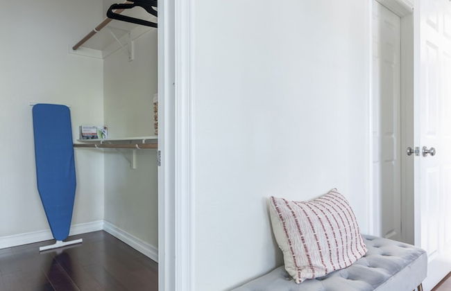 Elegant Retreat Modern Comforts, Prime Location - Photo 38