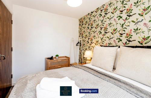 Luxury Retreat For 10 Short Lets & Serviced Accommodation Manchester with Hot Tub and Spacious Garden - Foto 9