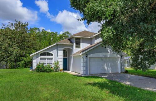 Lovely 4 Bed Oasis In the mix of everything - Photo 24