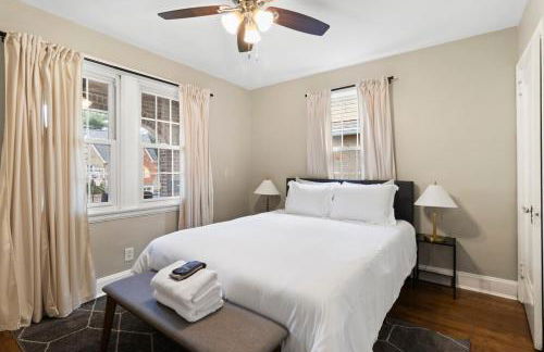 Inviting 4BR2BA in Oakley with 2 Park Spots & Lg Deck - Foto 4