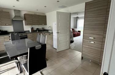 Beautiful 4-Bedroom House with Private Garden & Parking - Foto 14