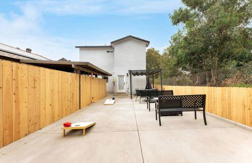 Urban Retreat Fun Relax Self Check-In Hot Tub Foosball Fire Pit Cornhole - Photo 39