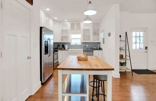 Fountain Square Gem with Rooftop Patio & Fire Pit- Family Friendly - Foto 13