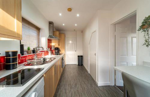 Cosy 3-Bed House With Parking, 5 Mins to QE & Uni - Photo 58