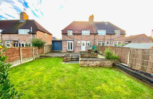 Spacious 3BR Home with Garden and Parking - Photo 17