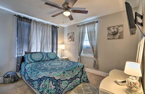 Walk to Beach Breezy Galveston Apt with Deck! - Foto 13