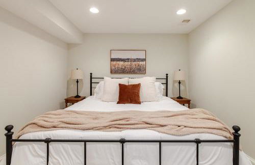 Private Garage Parking and King Bed - Walk to Metro - Foto 18