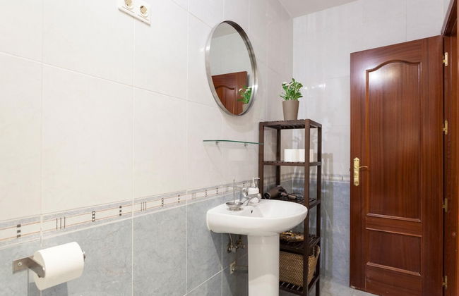 Cozy Urban Apt. Historic District - Sol - Photo 16