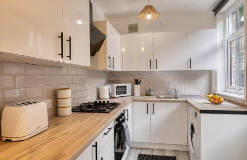 Contractors & Relocation haven, 3BD House, Secure off-site parking & office space - Foto 12