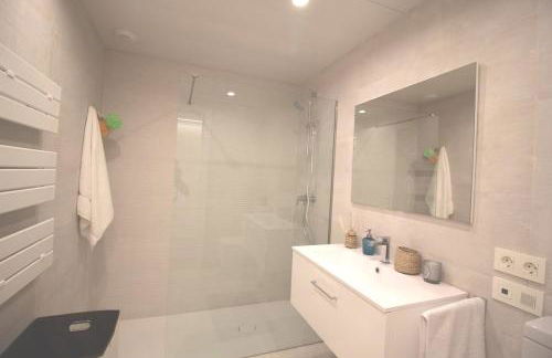 Rooftop pool near the beach and Barcelona - Photo 15