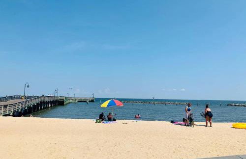 Walk to the Beach! Beach Passes | Games I King Bed - Foto 30