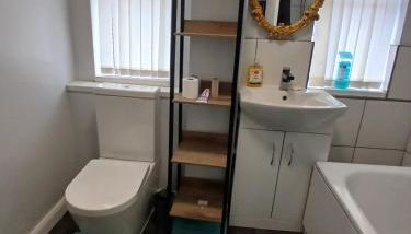 PREISTLEY HOUSE- CONTRACTORS ACCOMMODATION Entire 4 Bedroom House with free parking and up to 8 sleep- NO PARTIES ALLOWED - Foto 5