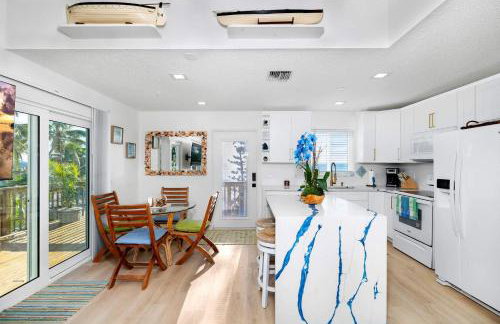 Charming Beachfront Cottage with Dock Slip and Kayaks on Little Gasparilla Island | Placida, FL - Foto 7