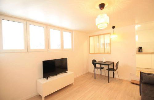 Disponible - Appartement Entier Rénové - Canapé Lit Emma - RERB, 5mn Paris - 2 pers - Parking Rue Gratuit - Tout équipé - 1er étage - 3 - Foto 26