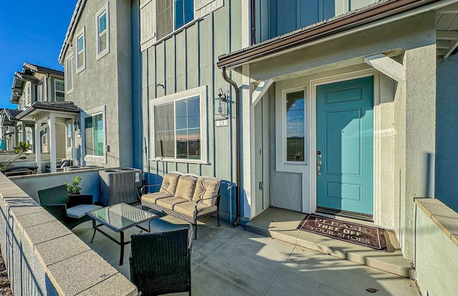 Luxurious Ontario Townhouse Ideal Family Retreat - Photo 1