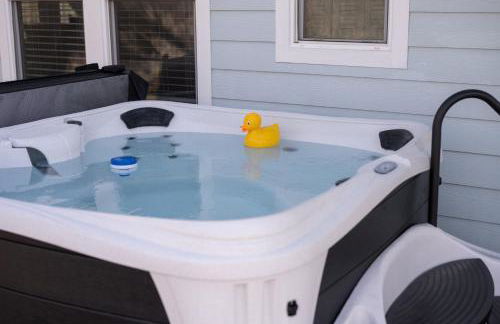 Whimsical Bluebird Cottage Hot Tub Patio Pet Friendly Central Location - Foto 38