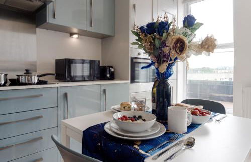 Step Free 2 Bed 2 bath Oasis FlatIClose to David Lloyd Gym with Fully Equipped Kitchen& Parking in DartfordIMins from station and 45 mins into Central London - Photo 31