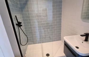 HighTide - 2 bed with parking, balcony & sea view. - Photo 24