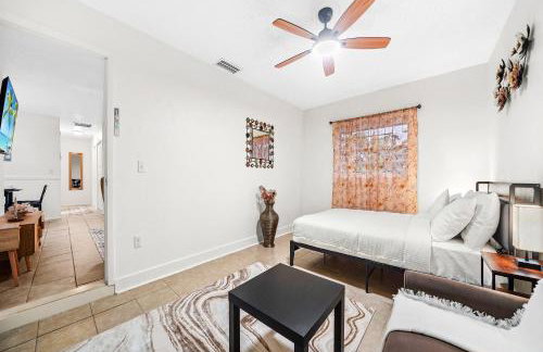 Sunny 3BR Oasis with Water View and Beach Gear Near Siesta - Foto 16