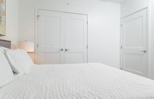 High Rise Retreat w City Skyline Views Shared Gym - Photo 29