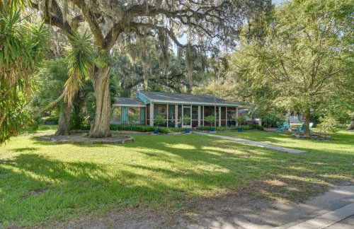 Riverfront Getaway with Hot Tub and Game Room! - Foto 39