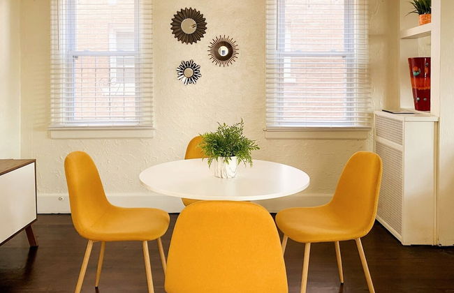 Gather Around the Mid-century Table at a Tranquil Haven - Foto 21