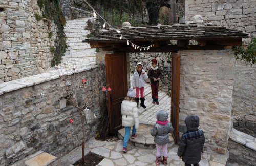 The Mountain House -mountain getaway - Photo 21