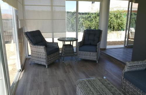 Villa - Sleeps 4 - Pool - Patio - Parking - Foto 3