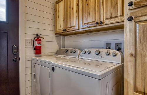 Lazy River Cabin, River Front, Hot Tub, WIFI, 560 in FREE Attraction tickets each paid day! - Foto 26