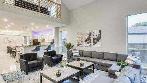 Captivating 6BR 3B Home with Pool & Fire Pit - Photo 4