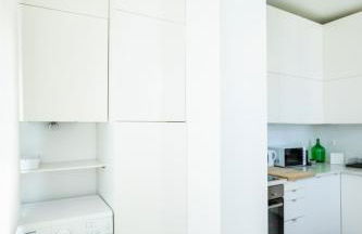 Ambassador Balcony Suites - Photo 4