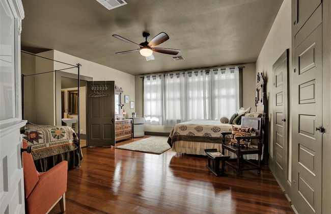 Beautiful and Unique Home With Fireplace and Pool! - Photo 30