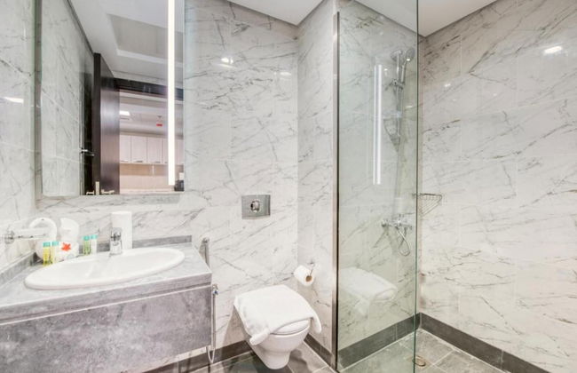 Elite LUX Holiday Homes - Stylish 1 BR Pool World Class Gym in Dubai South - Photo 18