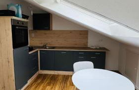 Charming Attic Retreat with Sloped Roof - Foto 17