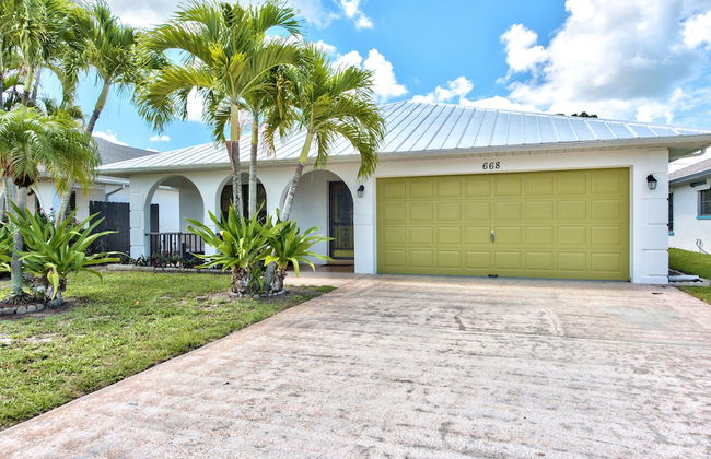 Avanti Vacation Rental, Relaxing 3-BR Retreat with Private Pool Minutes from Vanderbilt Beach and Delnor-Wiggins State Park. Enjoy Southern Exposure, BBQ Area, and Pet-Friendly Comfort - Foto 19