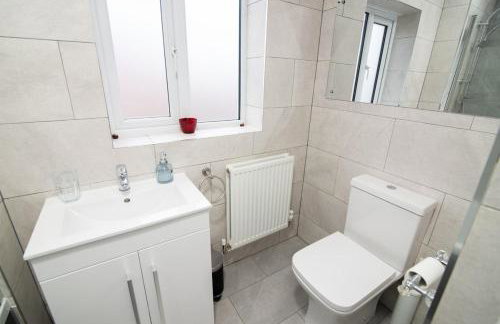 Large 4BDR House By Hyped Properties Short Term Rental Agency With Free Parking & Long Stays Shirebrook - Foto 13