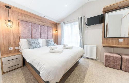 Tastefully decorated lodge on popular holiday park, easy access to Lakes and Dales and free parking - Foto 5