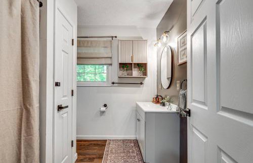 NEW! Shenandoah family & dog friendly cabin - 5 min walk river with private river access, BBQ, playground, fire pit - Foto 27