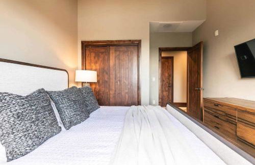 One Village Place 502 by East West Hospitality - Foto 20