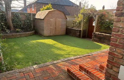 Charming Surrey Cottage perfect for Autumn or Winter gatherings - Photo 9