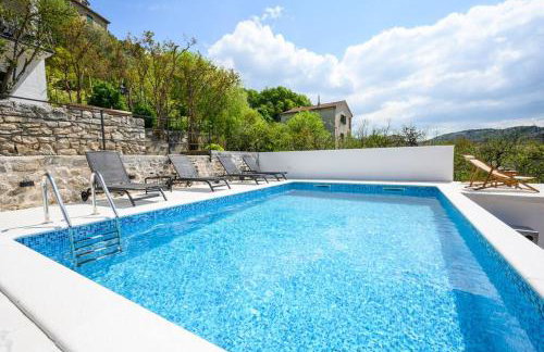 Mila and Jurija Formenti 2 apartments in heart of nautic marina, with heated swimming pool May till October, bikes, Sup, kajak, free parking in our garden - Photo 5