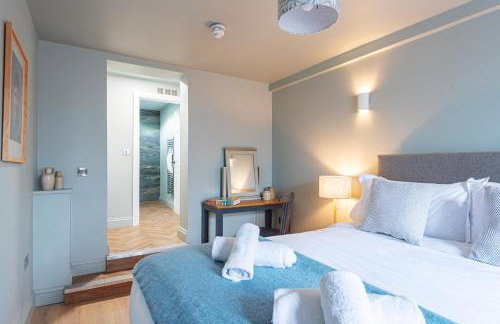 Central Whitchurch - Lowcross House Guest Bedroom 5 - Photo 4